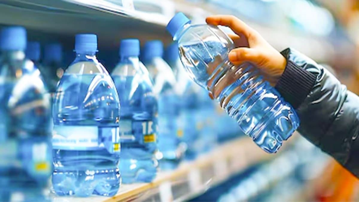 Les chercheurs mettent en garde contre la consommation d'eau en bouteille, selon cette étude
