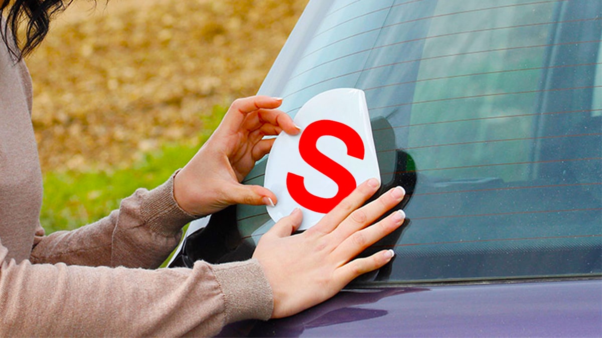 Les conducteurs doivent-ils vraiment afficher un macaron « S » à l’arrière de leur voiture ?