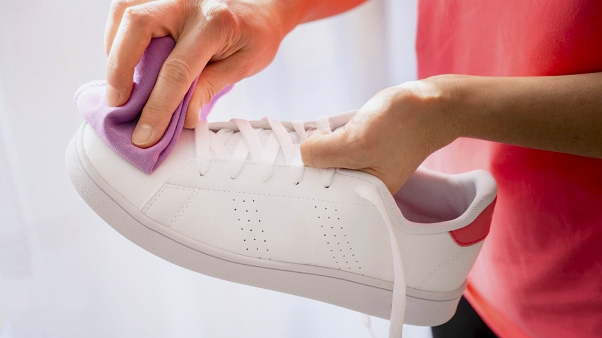 Sans bicarbonate, ni de javel : le « cocktail magique » pour des baskets éclatantes de propreté