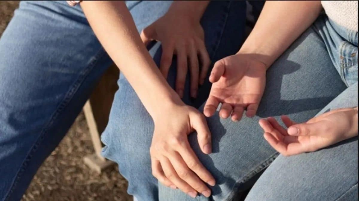 Quelle est la signification d’un homme qui pose sa main sur votre jambe ?