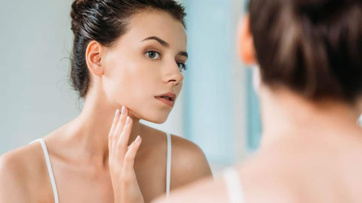 Quelles sont les causes des poils au menton chez certaines femmes et comment les enlever efficacement ?