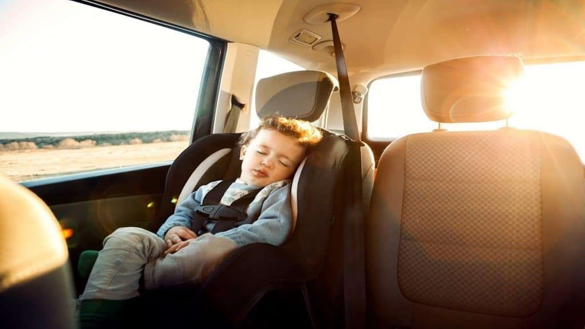 Un père oublie son enfant de 2 ans dans une voiture, causant sa mort : une enquête pour homicide est lancée