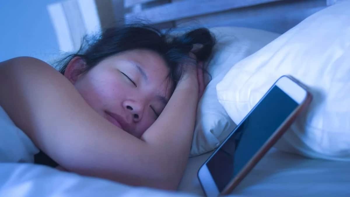 Dormir avec son téléphone : un geste anodin, un risque réel