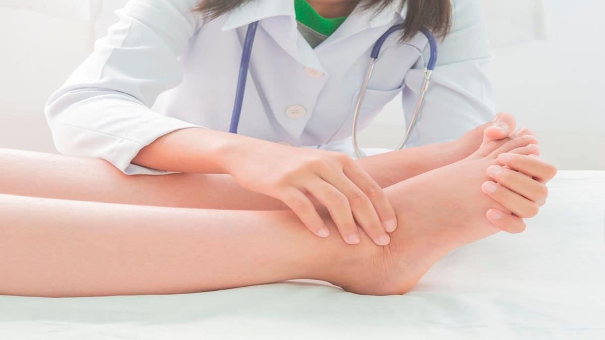 Jambes rouges et enflées : quand faut-il s’inquiéter ? Le point avec un médecin