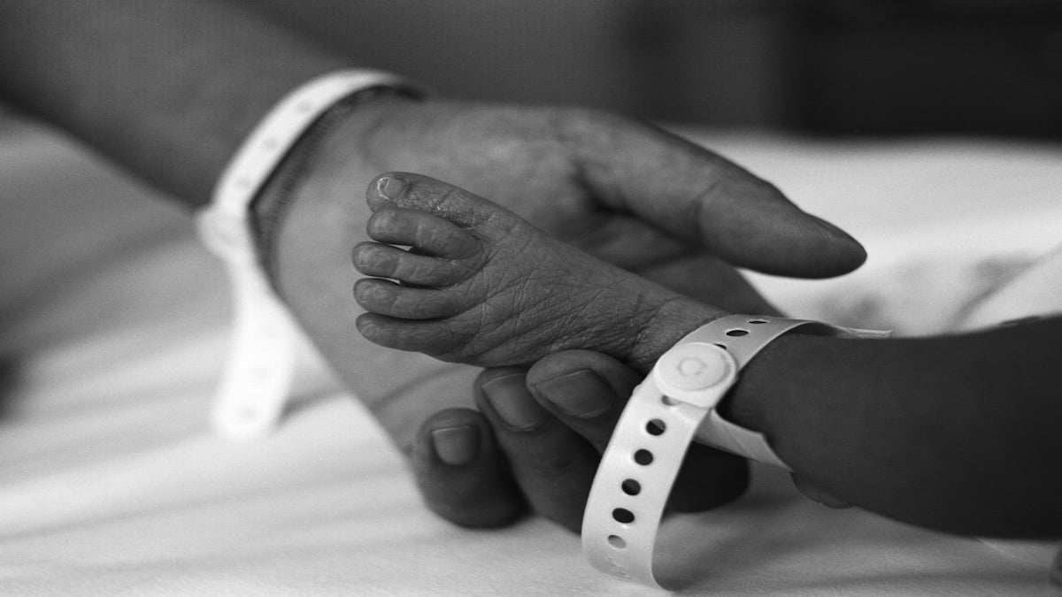Le plus petit bébé prématuré, pesant 245 grammes, parvient à survivre