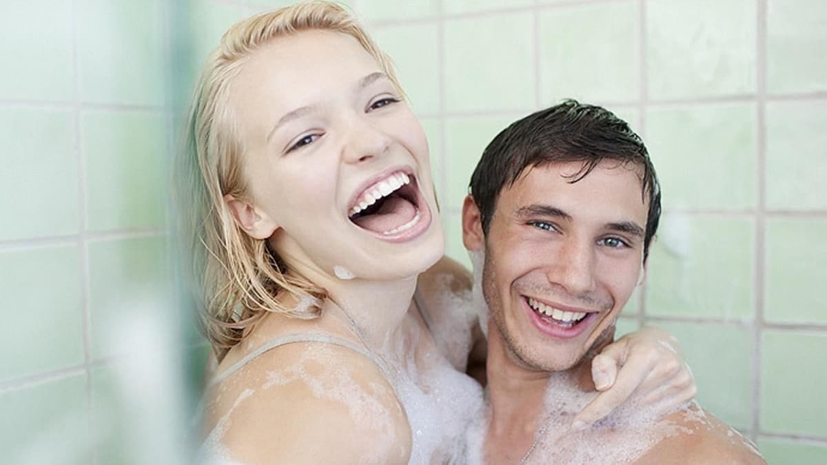 Les bienfaits psychologiques des bains partagés avec son partenaire