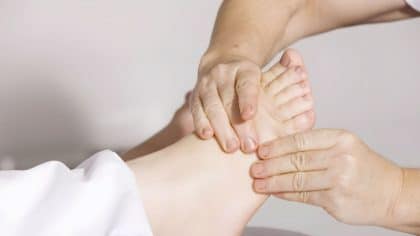 Pieds enflés : comprendre les origines, les manifestations et les soins podologiques