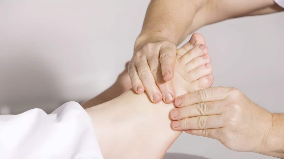 Pieds enflés : comprendre les origines, les manifestations et les soins podologiques