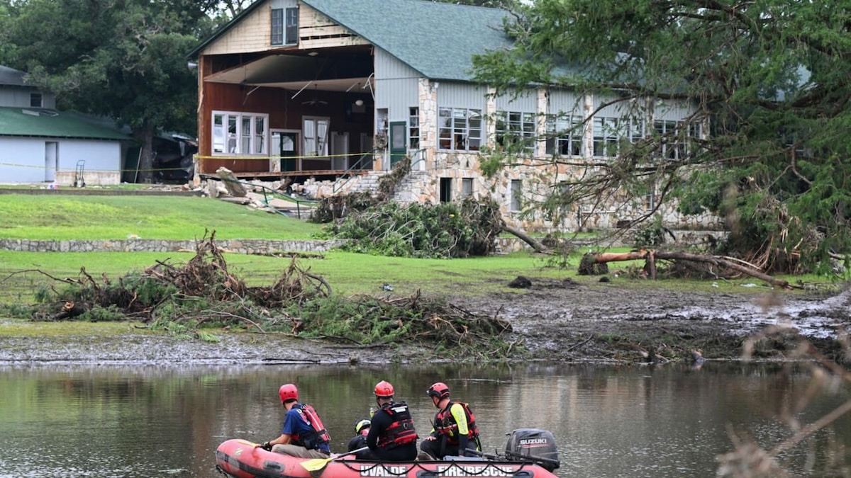 Une des filles disparues du camp retrouvée à 19 kilomètres en aval de la rivière au Texas